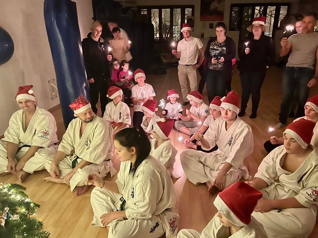 Seishin karácsonyfa közös díszítése 🎄🎅🏻🥋⛩