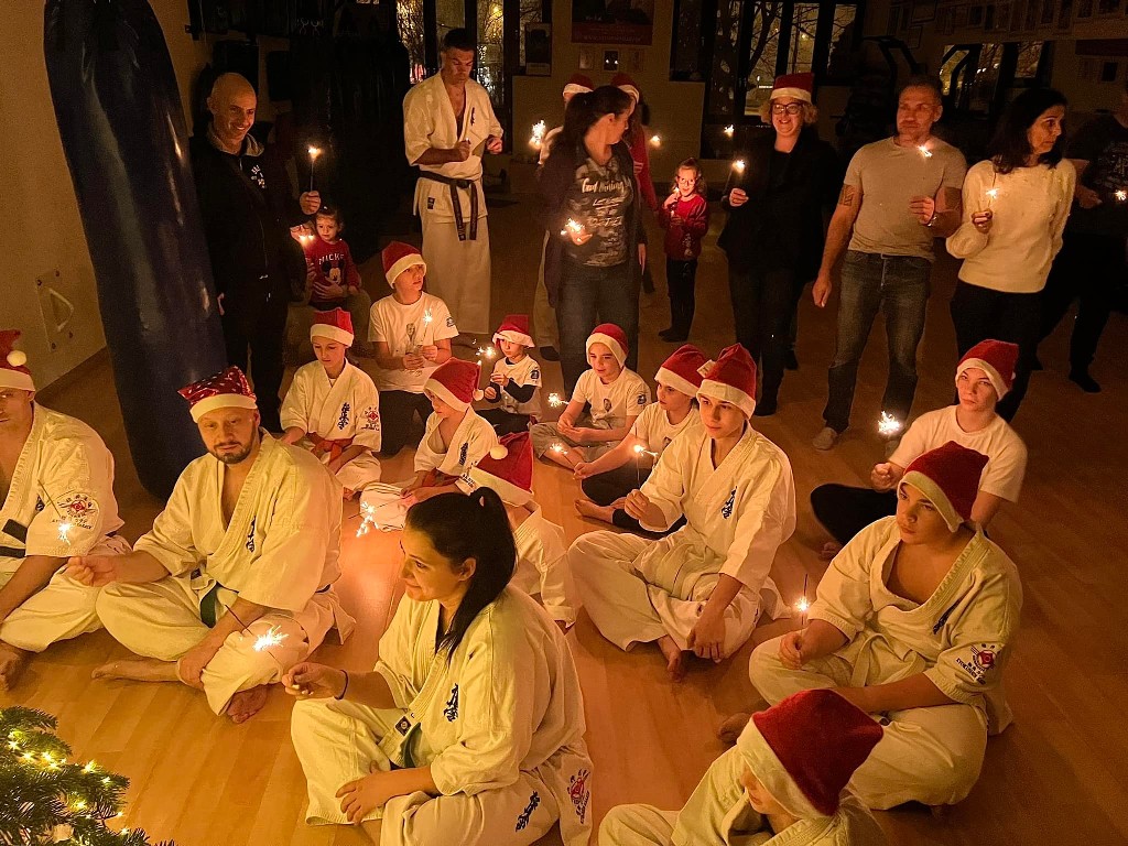 Seishin karácsonyfa közös díszítése 🎄🎅🏻🥋⛩