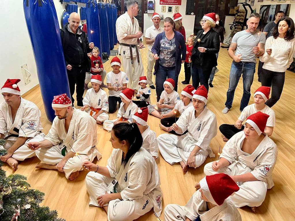 Seishin karácsonyfa közös díszítése 🎄🎅🏻🥋⛩