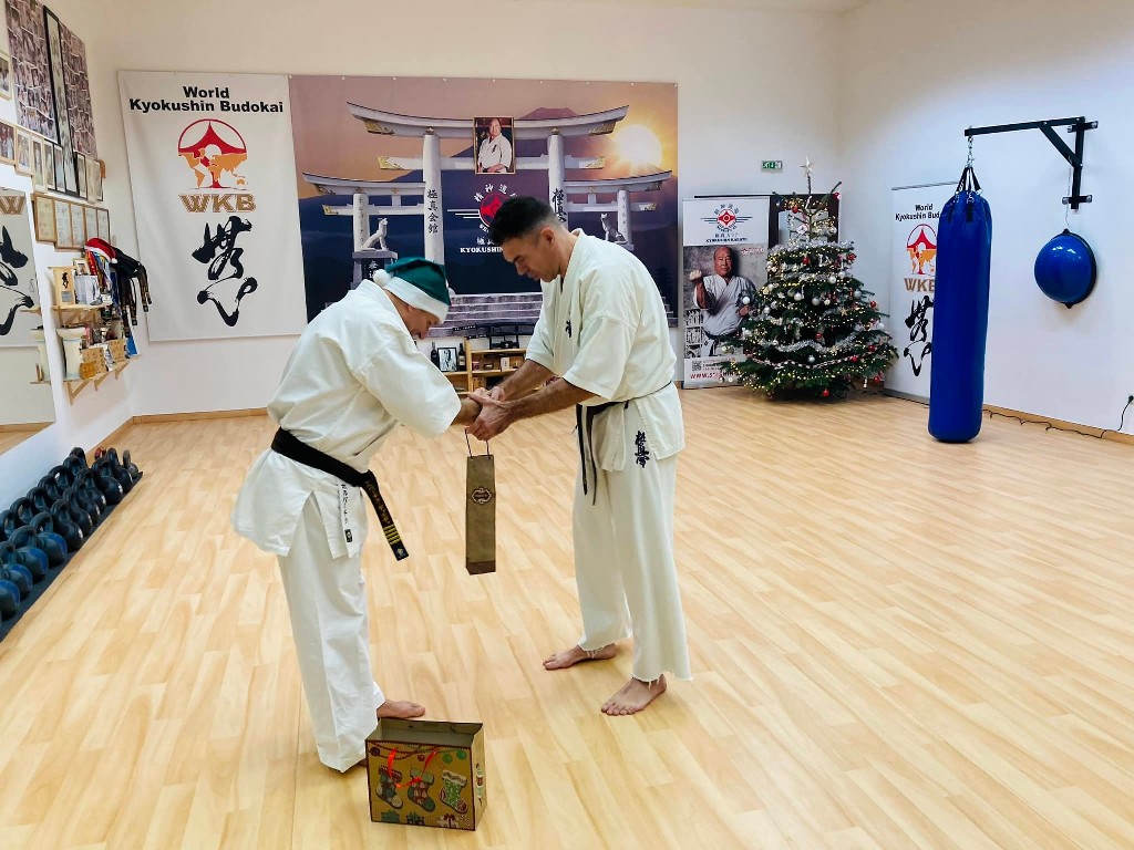 Seishin karácsonyfa közös díszítése 🎄🎅🏻🥋⛩