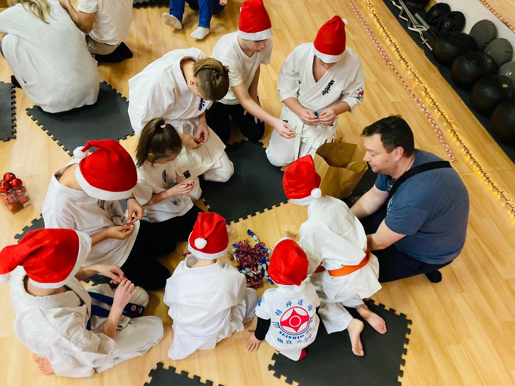 Seishin karácsonyfa közös díszítése 🎄🎅🏻🥋⛩