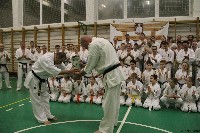 Kancho Gerard Gordeau 9. Dan az IBK vezetője edzést tart a Seishin Dojoban