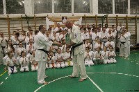 Kancho Gerard Gordeau 9. Dan az IBK vezetője edzést tart a Seishin Dojoban